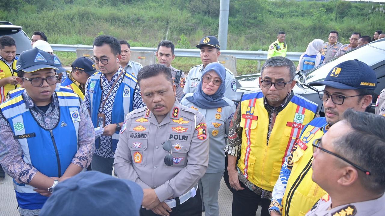 Korlantas Polri bersama PT Jasa Raharja melanjutkan giat survei jalur dalam rangka persiapan Operasi Ketupat 2025 di Pos Lantas Cileunyi, Bandung pada Jumat, 28 Februari 2025.