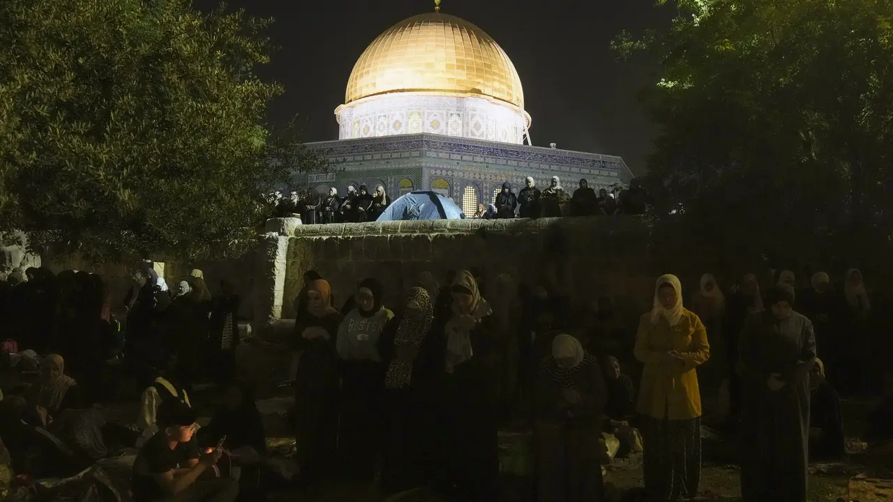 Umat Muslim Palestina Berburu Malam Lailatul Qadar
