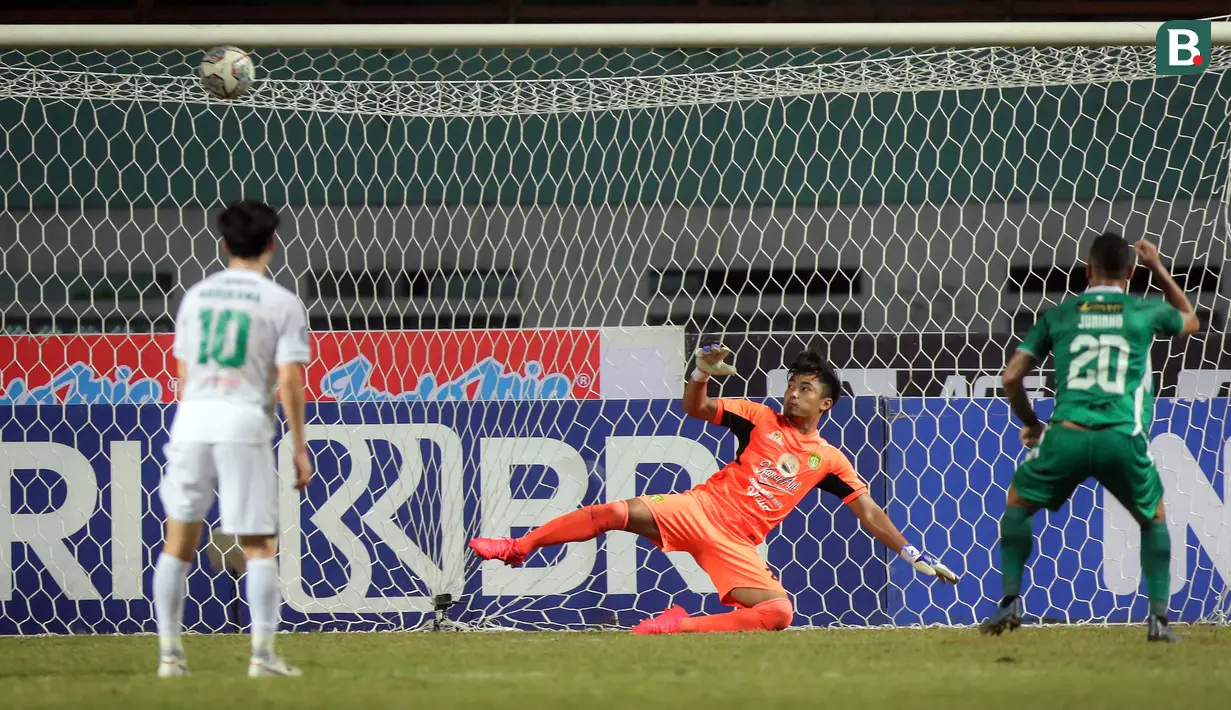 Gol balasan PSS akhirnya lahir di menit ke-87 melalui serangan balik. Kiper Persebaya, Ernando tak mampu membendung sundulan dari Irfan Jaya yang menerima umpan manis dari Irkham Milla. (Bola.com/Bagaskara Lazuardi)