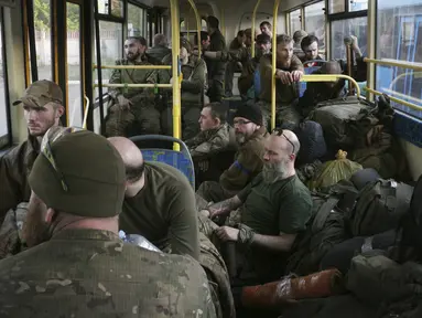 Prajurit Ukraina duduk di dalam bus setelah mereka dievakuasi dari pabrik baja Azovstal Mariupol yang terkepung, dekat sebuah penjara di Olyonivka, di wilayah di bawah pemerintahan Republik Rakyat Donetsk, Ukraina timur (17/5/2022). (AP Photo)