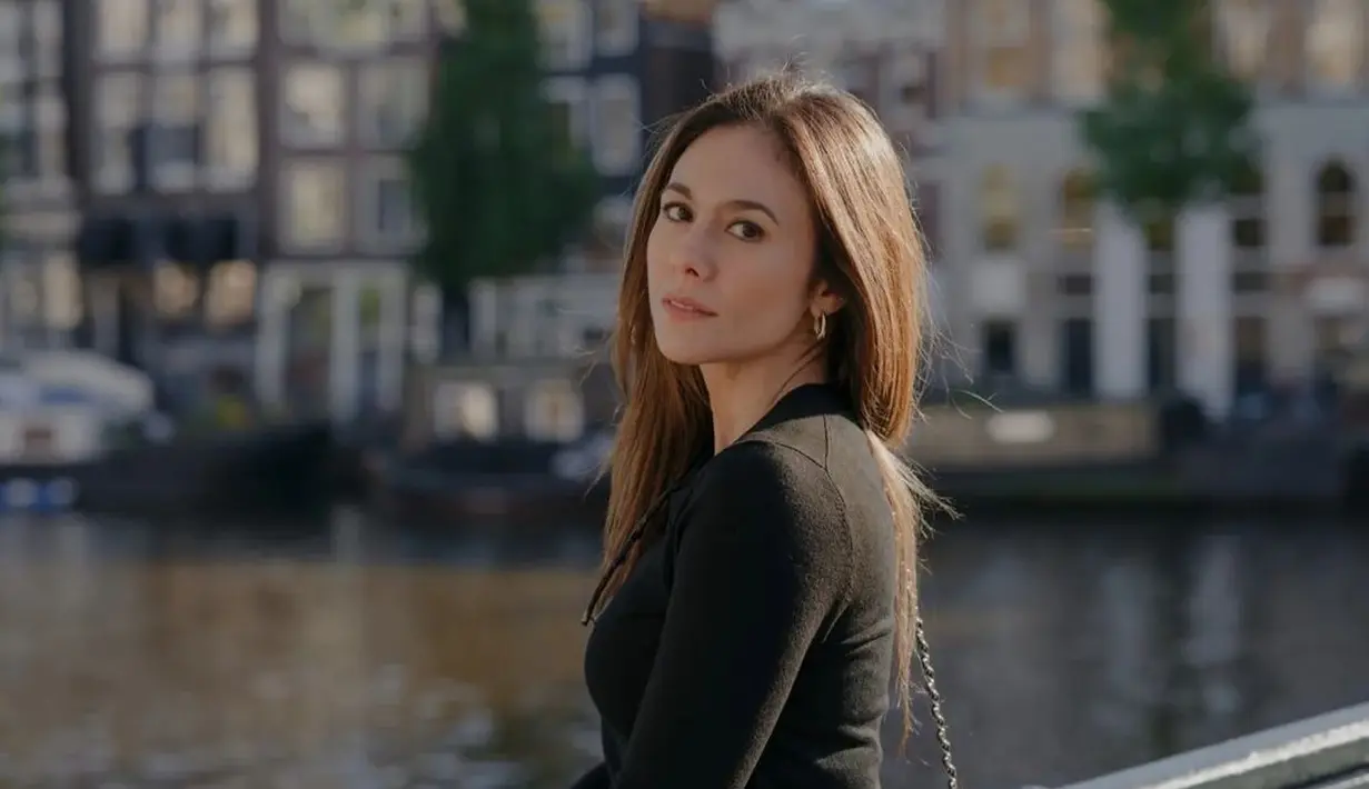 <p>Baru-baru ini, Wulan Guritno membagikan momen liburannya di Amsterdam. Terlihat Wulan tampil cantik mengenakan balutan busana warna hitam. [Foto: Instagram/ wulanguritno]</p>