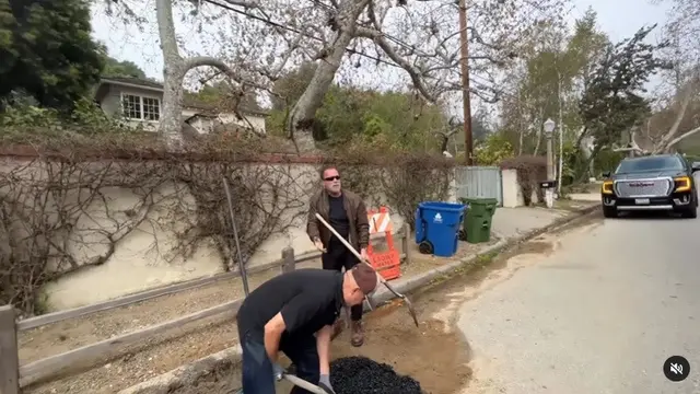 Arnold Schwarzenegger perbaiki lubang di jalanan Los Angeles (Instagram/ @schwarzenegger)