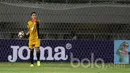 Benturan di antara keduanya terjadi saat Ramon dan Choirul Huda mencoba mengamankan bola yang diarahkan pemain Semen Padang ke kotak penalti pada babak pertama. (Bola.com/Nicklas Hanoatubun)