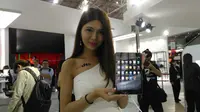 Seorang model memamerkan tablet Asus ZenPad 3S 8.0 di ajang Computex 2017 (Liputan6.com/ Moch Wahyu Hidayat)