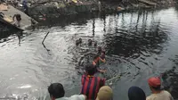 Sejumlah orang mencari besi di sungai yang airnya berwarna hitam dan berbau setelah pembongkaran Kalijodo (Liputan6.com/ Muslim AR)