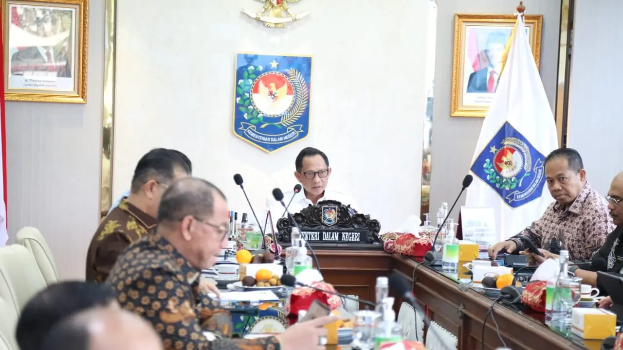 Mendagri Tito Karnavian saat memimpin Rapat Koordinasi Percepatan Realisasi Anggaran Pendapatan dan Belanja Daerah (APBD) Tahun 2025 di Kantor Pusat Kementerian Dalam Negeri (Kemendagri), Jakarta, Kamis (8/5/2025).