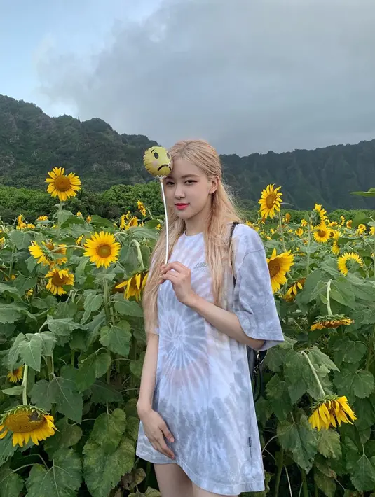 Anti ribet gaya pelantun 'Kill This Love' ini saat liburan ke Honolulu, Hawaii bisa jadi inspirasi OOTD hangout kamu. Oversize tshirt bisa jadi pilihan tepat untuk kamu yang suka aktif di luar. Rose juga memadukan mini bagpack biar tampil imut.(Liputan6.com/IG/@roses_are_rosie)