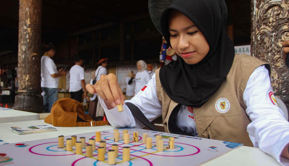 Teras Main Indonesia 2025 menjadi ruang bagi keluarga untuk mengenalkan permainan rakyat yang mulai jarang ditemui kepada anak-anak. Tampak dalam foto, anak-anak mencoba permainan tradisional di acara Teras Main Indonesia 2025 di Taman Mini Indonesia Indah (TMII), Jakarta, Sabtu (15/11/2025). (merdeka.com/Arie Basuki)