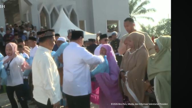 Usai Salat Id, Prabowo Halal Bihalal dengan Warga di Aceh Tamiang dan Bagikan Bingkisan