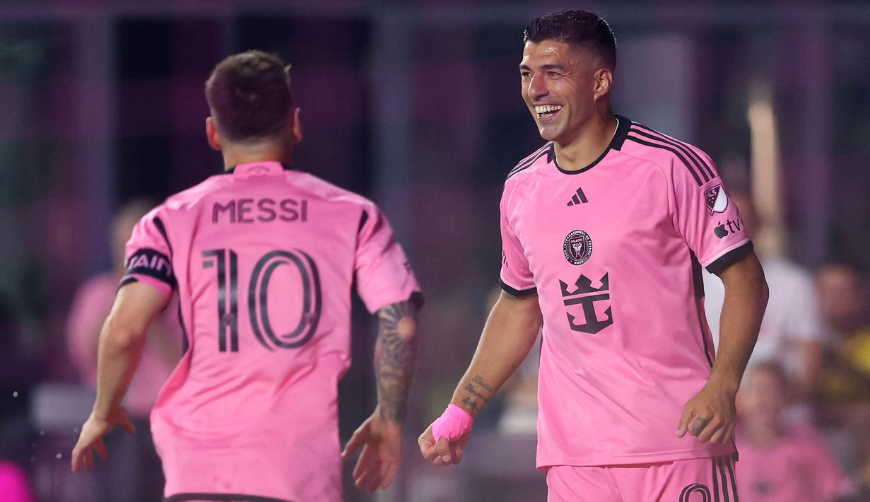 Luar biasa Luis Suarez. Pesepak bola asal Uruguay yang kini membela Inter Miami di MLS ini baru saja mencetak gol ke-501 nya di level klub saat membawa Inter Miami saat menang 6-2 atas New York Red Bulls dengan menyumbang tiga gol, Minggu (5/5/2024) lalu. Seluruh 501 gol Luis Suarez dicetak bersama 8 klub berbeda yang semuanya bermain di kasta teratas. Mau tahu sebaran golnya bersama 8 klub tersebut? Simak uraiannya berikut ini. (AFP/Getty Images/Megan Briggs)