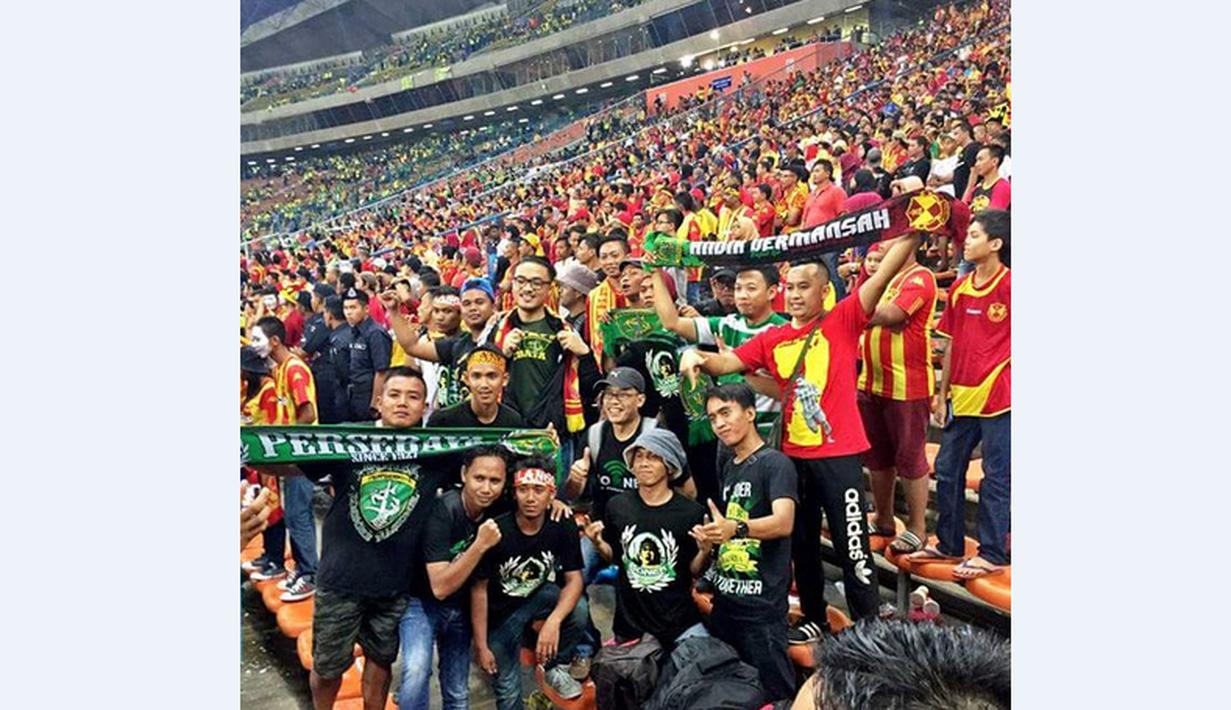 Bonek bersatu dengan pendukung Selangor FA lainnya di dalam stadion. (Twitter)