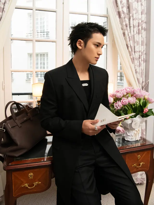 Pesona Dior Prince Mingyu Seventeen Tampil Serba Hitam di Paris Fashion Week, Tenteng Tas Rp120 Juta