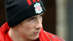 Striker Liverpool Fernando Torres saat tiba untuk menjalani sesi latihan di Melwood Training Ground, Liverpool, 31 Maret 2010 jelang laga Europa League melawan Benfica. AFP PHOTO / PAUL ELLIS 