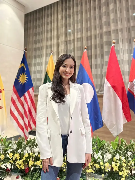 Pesona Puteri Modiyanti dalam balutan work-wear. Inner putih ditumpuk dengan blazer putih polos, dipadukan dengan celana jeans membuat Puteri Modiyanti di sini tampil chic, namun tetap sopan. [Foto: Instagram/putmod]