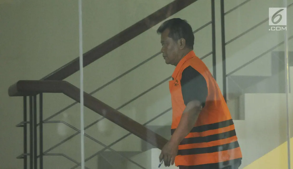 Kepala SMP Negeri 3 Ngronggot Kab Nganjuk, Suwandi menaiki tangga Gedung KPK, Jakarta, Rabu (1/11). Suwandi diperiksa sebagai saksi dugaan suap mutasi dan promosi jabatan di lingkungan Pemkab Nganjuk. (Liputan6.com/Helmi Fithriansyah)