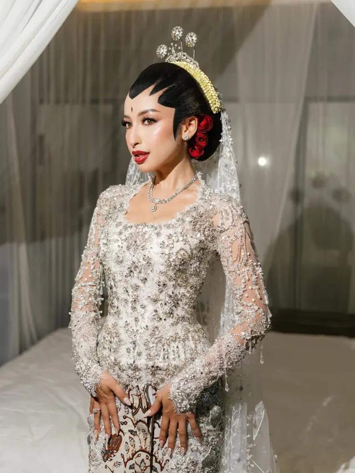 6 Potret Detail Kebaya Akad Nikah Jennifer Coppen, Perpaduan Adat Jawa dan Sentuhan Modern