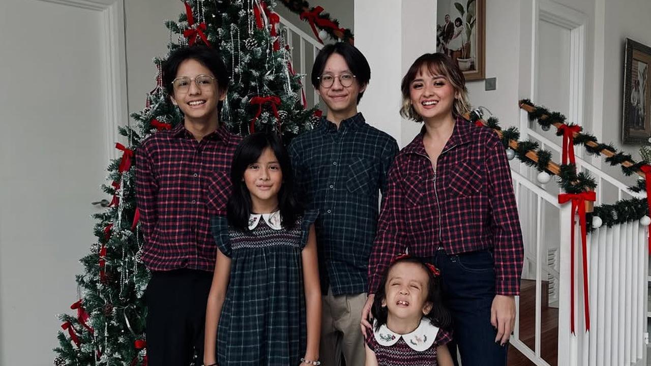 Potret Joanna Alexandra dan 4 Anaknya Siap Sambut Natal, Kompak Pakai Outfit Tartan