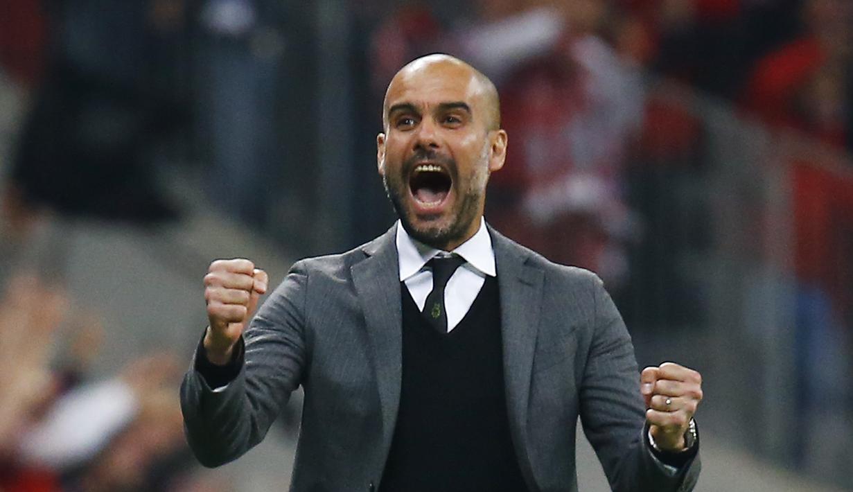 Josep Guardiola melakukan selebrasi usai Bayern Muenchen mencetak gol kelima (Reuters / Kai Pfaffenbach)