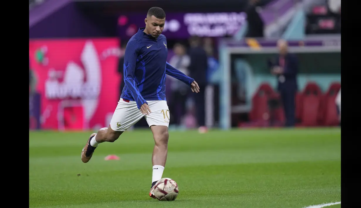 Mbappe awalnya ingin menguji penjaga gawang Timnas Prancis dengan tendangannya. Bukannya mengarah ke gawang, bola tendangan Mbappe melesat ke tribune hingga mengenai wajah seorang suporter.  (AP Photo/Francisco Seco)