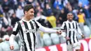 Striker Juventus, Paulo Dybala, melakukan selebrasi usai mencetak gol ke gawang Udinese pada laga Serie A di Stadion Allianz, Minggu (11/3/2018). Juventus menang 2-0 atas Udinese. (AP/Alessandro di Marco)