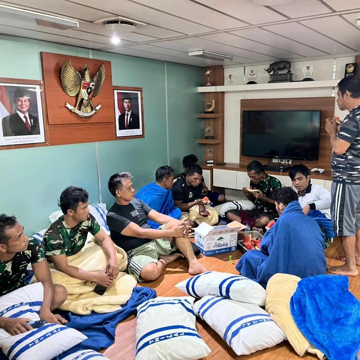 Evakuasi ABK Kapal Terbalik di Laut Arafuru