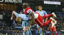 Gelandang Manchester City, Kevin De Bruyne dan penyerang Wycombe Wanderers, Adebayo Akinfenwa bertabrakan pada babak ketiga Piala Liga Inggris di Etihad Stadium, Rabu (22/9/2021) dini hari WIB. Manchester City menang telak 6-1 saat menjamu klub divisi tiga Wycombe Wanderers. (AP Photo/Dave Thompson)