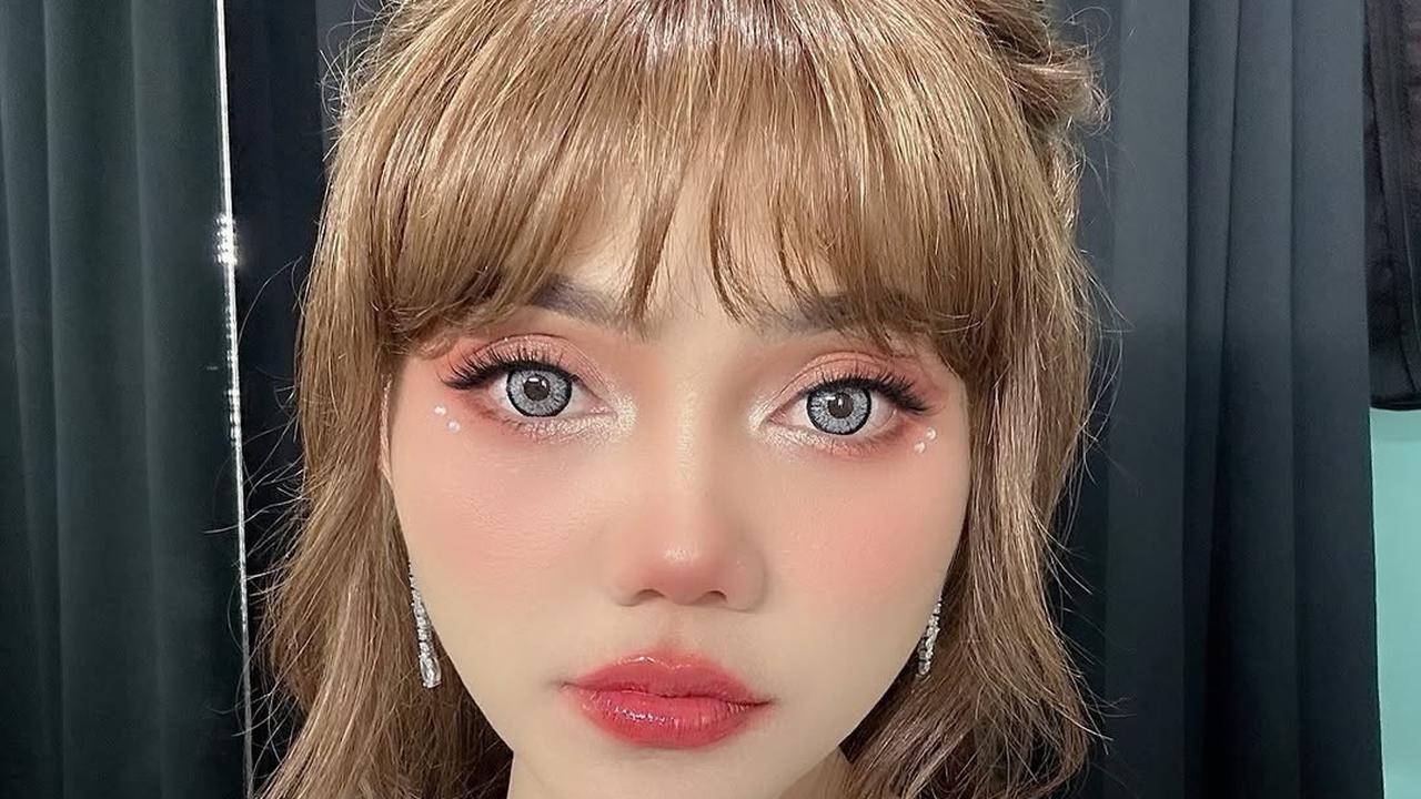 Bikin Pangling, Penampilan Rina Nose Cetar Membahana Bak Boneka