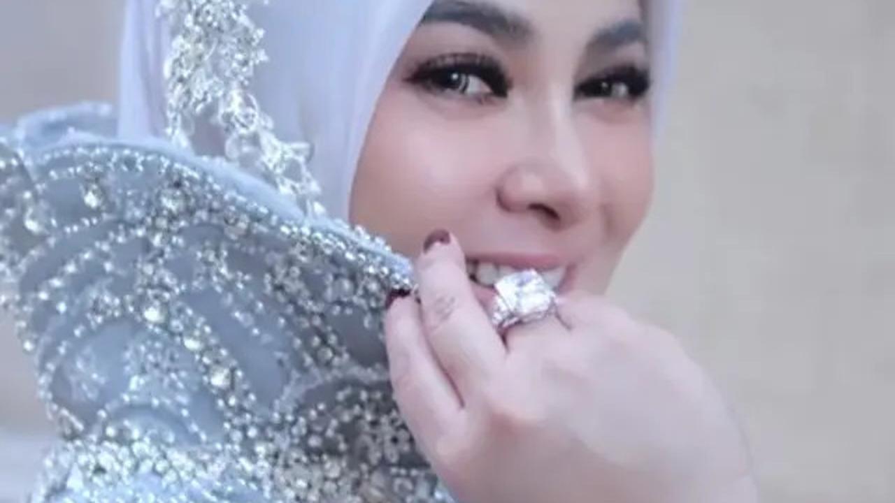 Potret Model Gaun Putih yang Dipakai Syahrini saat Festival Film Cannes 2025, Detail Motif Burung Curi Perhatian