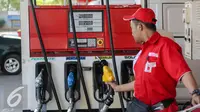 Nosel dan selang Pertalite RON 90 sudah terpasang di SPBU Coco, Abdul Muis, Jakarta, Rabu (22/7/2015). PT Pertamina (Persero) mulai memasarkan produk bensin baru yakni Pertalite RON 90 pada Jumat (24/7) mendatang. (Liputan6.com/Faizal Fanani)