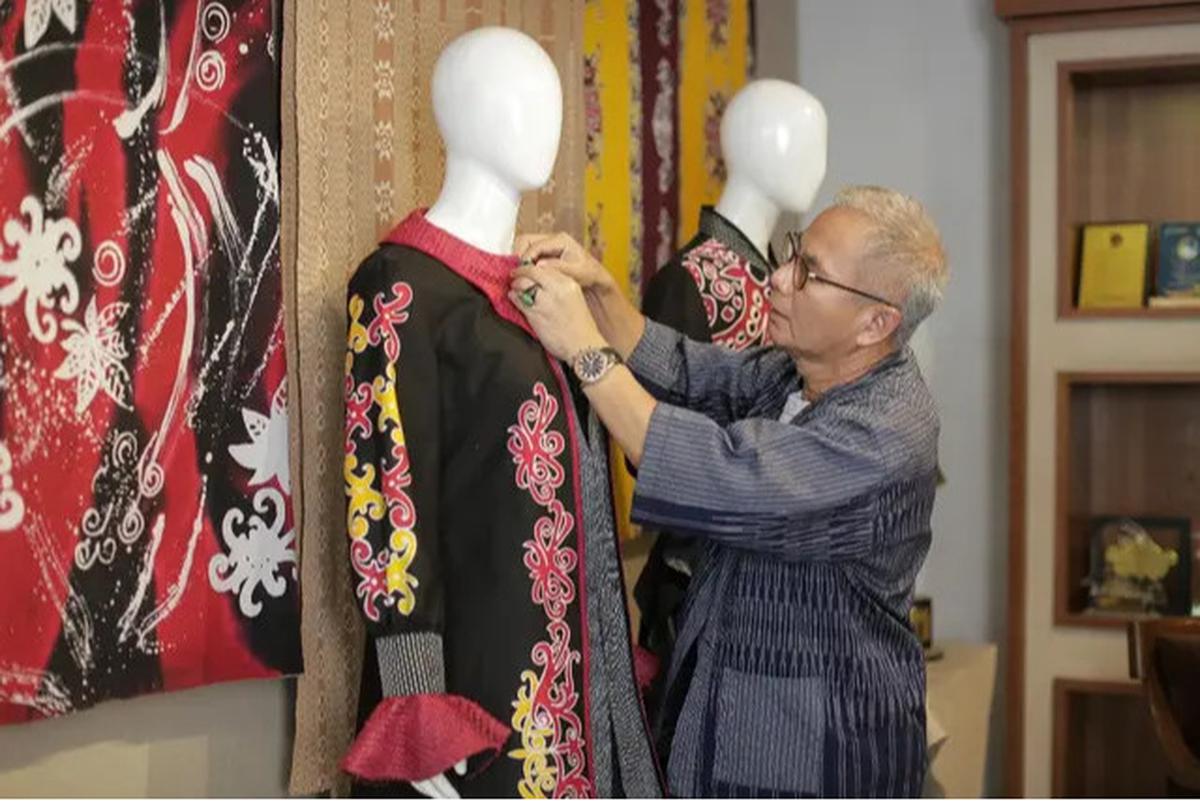 Desainer Kemeja Tenun SBY, Wignyo Rahadi Hadirkan Pesona Kain Tarakan dalam Koleksi 'Exotica' di Parade Wastra Nusantara 2025