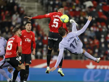 Penyerang Barcelona Luuk de Jong mencetak gol pembuka ke gawang Mallorca pada jornada ke-19 Liga Spanyol di Visit Mallorca Estadi, Senin (3/1/2022) dini hari WIB. Barcelona menang 1-0 berkat gol tunggal Luuk de Jong. (AP Photo/Francisco Ubilla)