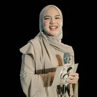 Nama Davina Karamoy melejit setelah ia memerankan karakter Rani di film popular Ipar Adalah Maut. Davina juga merupakan mualaf dan baru saja mengunggah beberapa potret dirinya mengikuti suatu kajian. [Foto: Instagram/davinaakaramoy]