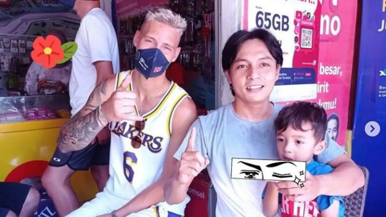Tiba di Mandalika, Juara Dunia MotoGP Fabio Quartararo Pergi ke Pantai dan Beli Kartu Perdana