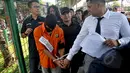 Prio Santoso (24) tersangka pembunuh Deudeuh Alfisyahrin di bawa petugas untuk melakukan rekonstruksi kejahatan di Tebet, Jakarta (6/5/2015). Tersangka melakukan 21 adegan, dari mulai pertama tiba di lokasi hingga pembunuhan. (Liputan6.com/Yoppy Renato)