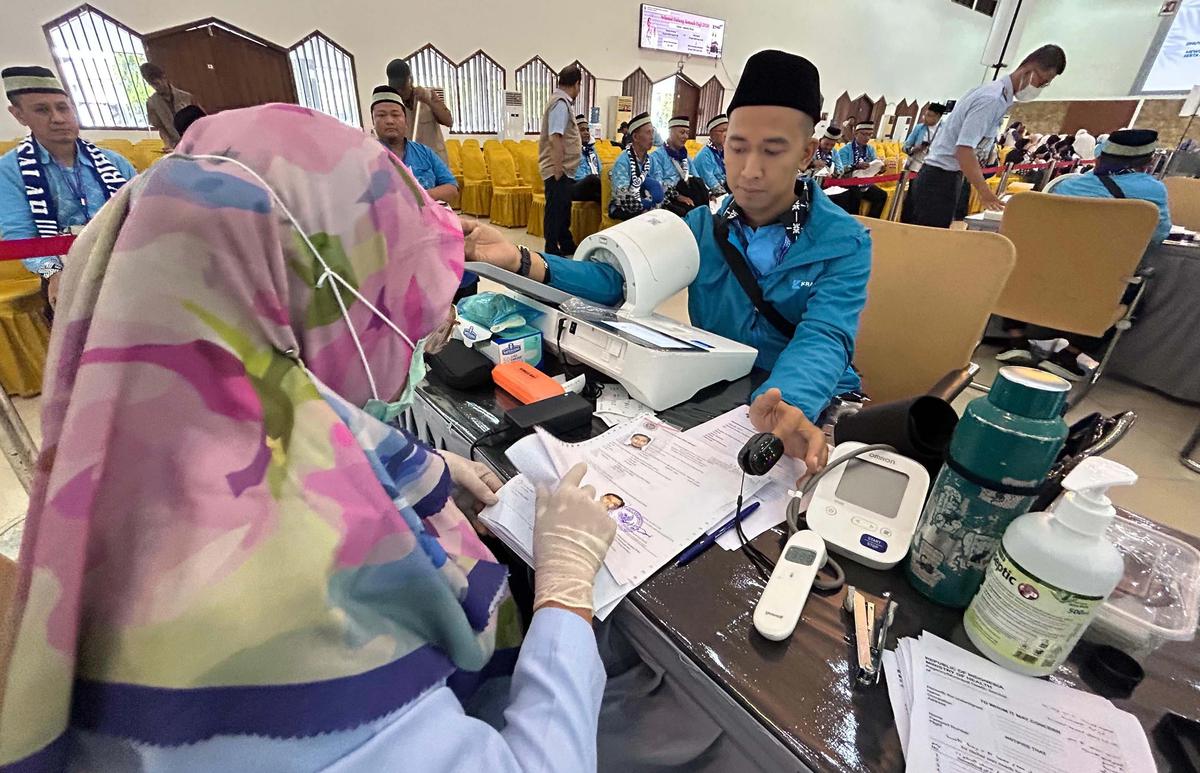 FOTO: Kloter Pertama Jemaah Haji Jakarta Mulai Masuki Asrama Pondok Gede