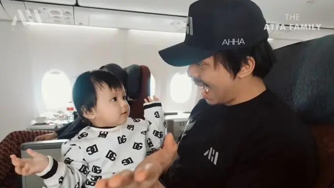 Ameena dan Atta Halilintar di perjalan menuju Bali bersama karyawannya. (Foto: YouTube/Atta Halilintar)