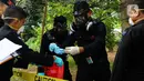 Tim Kimia Biologi dan Radioaktif (KBR) Gegana Polri seusai mengambil sampel tanah yang terpapar radioaktif di Perumahan Batan Indah, Tangerang Selatan, Sabtu (15/2/2020). Sebuah area tanah kosong di Perumahan Batan Indah, terpapar radioaktif jenis Cesium-137. (merdeka.com/Magang/Muhammad Fayyadh)