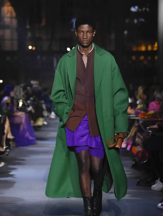 Valentino membawa pendekatan nuansa kasual street style dalam koleksi ready to wear spring summer 2022. (dok/valentino).