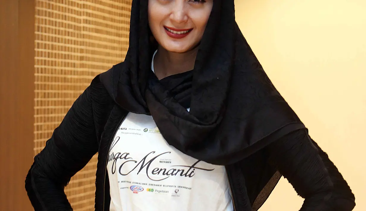 Air mata Della kembali mengalir saat hadir dalam konferensi pers Surga Menanti. Lantunan ayat-ayat suci Alquran yang dibawakan oleh tuna netra dengan baik dan merdu, membuat Della tak kuasa menahan air matanya. (Nurwahyunan/Bintang.com)
