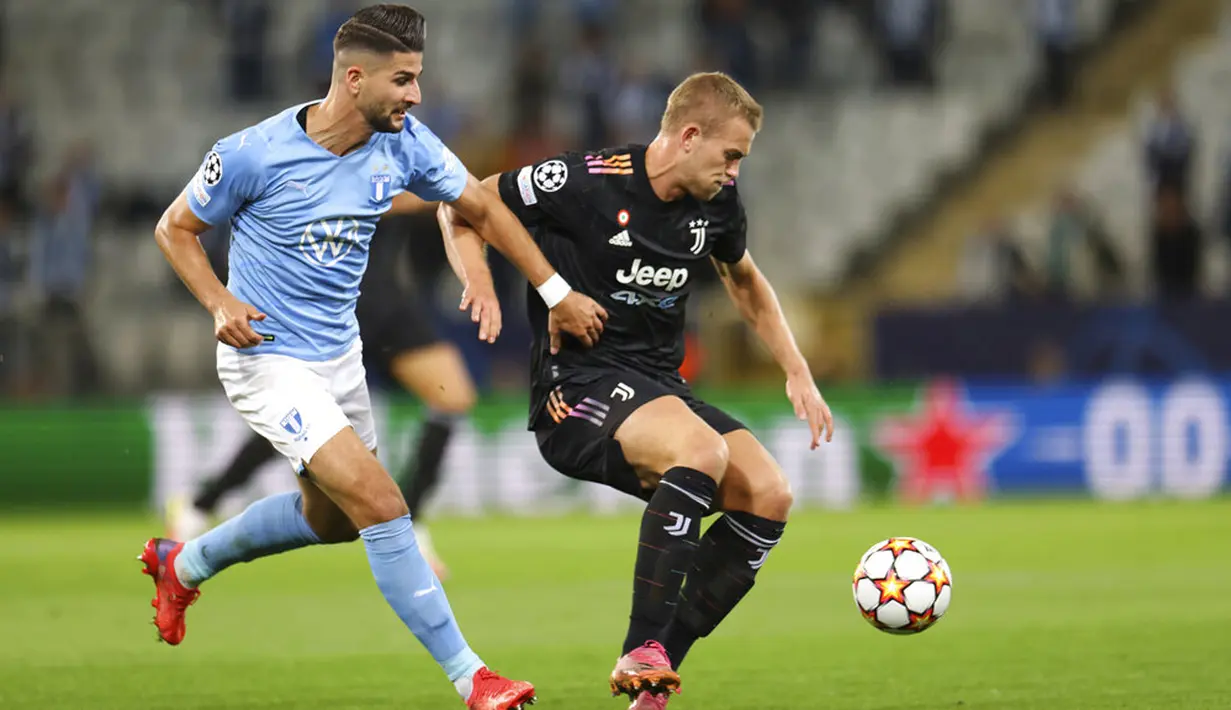 Pemain Malmo Antonio Colak (kiri) berebut bola dengan pemain Juventus Matthijs de Ligt pada pertandingan Grup H Liga Champions di Malmo New Stadium, Malmo, Swedia, Selasa (14/9/2021). Juventus menang 3-0. (Andreas Hillergren/TT News Agency via AP)