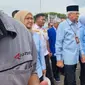 Mawardi Yahya-Anita Noeringhati saat mendaftarkan diri maju Pilgub Sumsel 2024 di KPU Sumsel (Liputan6.com / Nefri Inge)