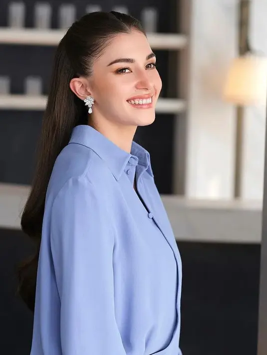 Di pinggir lapangan, Anisha Rosnah tampil cantik natural dengan makeup flawless bernuansa nude [@support.anishaik]