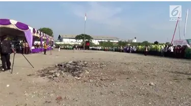 Ribuan santri di Pasuruan melakukan peringatan Hari Pendidikan Nasional di pinggir pantai. Hal ini dilakukan untuk lebih mencintai lingkungan dan mendapat perhatian pemerintah.