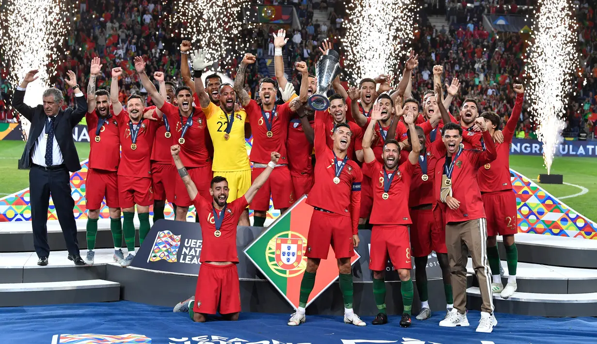 Portugal berselebrasi setelah berhasil memenangkan Piala UEFA Nations League usai mengalahkan Belanda dalam pertandingan final di Estadio do Dragao, Porto (10/6/2019). Portugal berhasil mengalahkan Belanda 1-0, berkat gol Goncalo Guedes. (AP Photo/Martin Meissner)