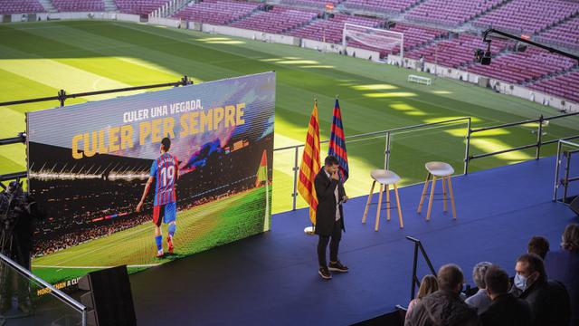 <span>Konferensi pers yang berlangsung di Stadion Camp Nou, Barcelona berlangsung haru. Pasalnya, pemain 33 tahun tersebut memutuskan gantung sepatu usai mengalami masalah kesehatan. (AP/Emilio Morenatti)</span>