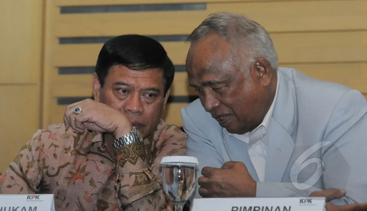 Menkopolhukam Tedjo Edhy Purdijatno (kiri) berbincang dengan Plt Ketua KPK Taufiequrachman Ruki disela-sela pertemuan dan jumpa pers di Gedung KPK, Senin (2/3/2015).  (Liputan6.com/Herman Zakharia)