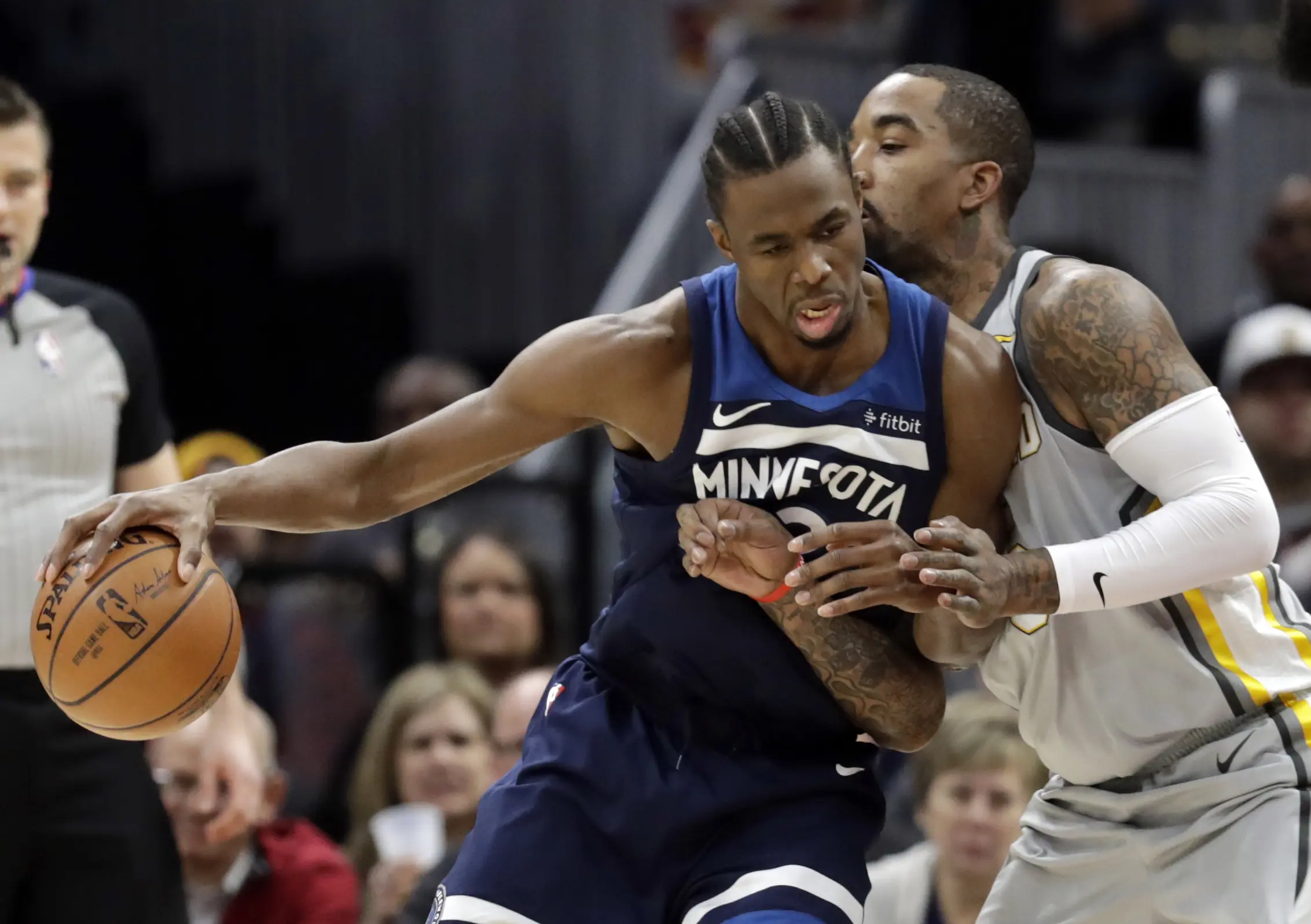 Jimmy Butler berduel dengan J.R Smith saat Cavaliers kalahkan Minesota Timberwolves  (AP Photo/Tony Dejak)