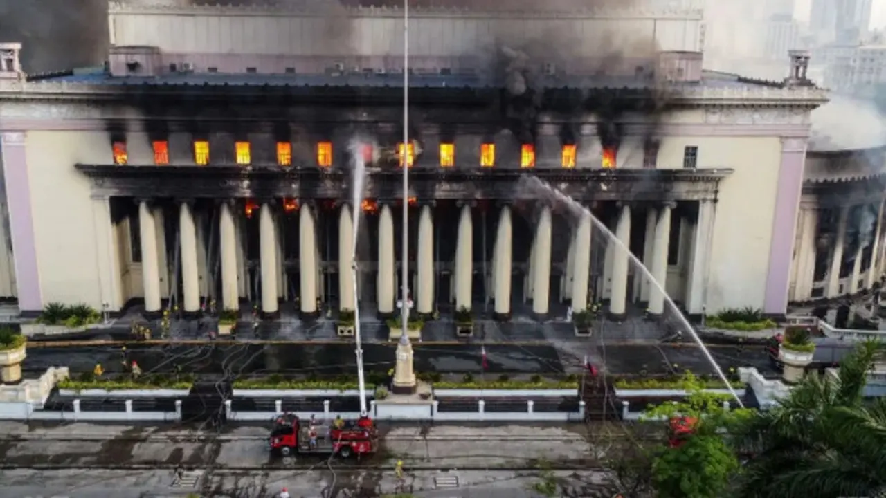 Petugas pemadam kebakaran memadamkan api di gedung Kantor Pos di Manila pada 22 Mei 2023. (AFP)