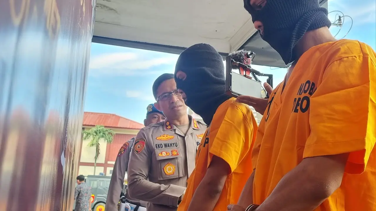 Wakapolres Metro Depok, AKBP Eko Wahyu berkomunikasi dengan salah satu tersangka narkoba di Polres Metro Depok