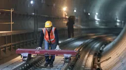 Pekerja menyelesaikan proyek pembangunan MRT Jakarta Fase 2A di Stasiun MRT Monas, Jakarta, Rabu (22/07/2026). (KLY/ Budy Santoso)